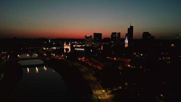 panoramisch antenne visie van Vilnius stad Bij nacht video