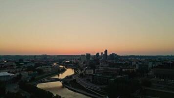 a Câmera movimentos longe a partir de a o negócio Centro do vilnius às pôr do sol video