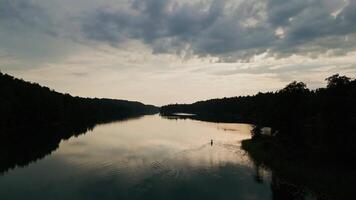 Antenne Aussicht von ein Mann auf ein sup schwimmt auf das Oberfläche von asveja das am längsten See im Litauen video