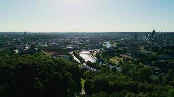 Antenne Aussicht auf das Vilnius. Aussicht von das Geschäft Center und das Stadt, Innenstadt video