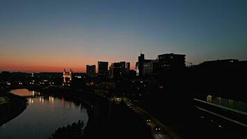 aereo Visualizza di fiume neris e vilnius città a notte video