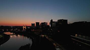 aérien vue de rivière néris et Vilnius ville à nuit video