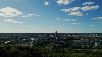 panorâmico Visão do vilnius Horizonte através a árvores do a parque às pôr do sol video