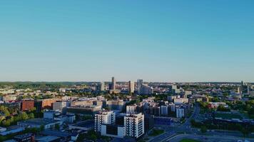 aereo telecamera Visualizza di centro nel vilnio, Lituania. in movimento in direzione fuco tiro di panoramico città Visualizza. moderno la zona video