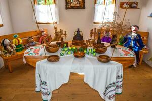 conjunto el mesa con utensilios, platos y tazas foto