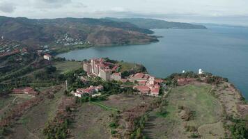 de oever van het meer van fuxisch meer in Yunnan, China. video