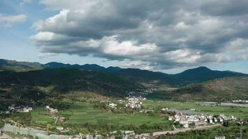 edificios y paisajes en weishan, yunnan, porcelana. video