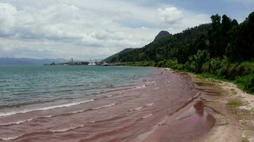 rosso spiaggia nel fuxiano lago nel Yunnan, Cina. video