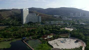 spiaggia nel fuxiano lago nel Yunnan, Cina. video