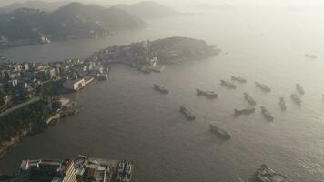 havet hamn med bosatt hus runt om, i taizhou, zhejiang. video