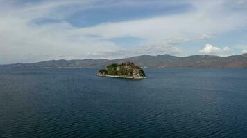 isla en el fuxiano lago, en yunnan, porcelana. video