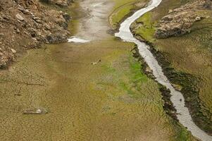 el ponsul río es un afluente de el tejo río, en Portugal, y es un muy grande río. a esta hora eso es completamente seco, sin agua y con sus cama agrietado debido a clima cambio foto