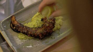 ayant repas avec poulpe plat dans café video