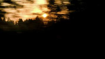 voorbijgaan landschap Bij zonsondergang video