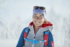 Austria, Tirol, retrato de sonriente raqueta de nieve caminante foto