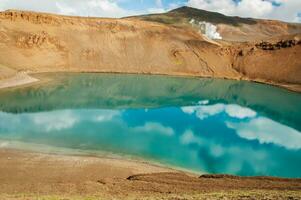 azul laguna en el cráter de el viti volcán, más que 300 metros en diámetro, en Islandia foto