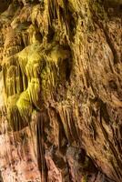 detalle de cuevas en el serra Delaware mira aire, en Portugal foto