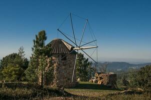 antiguo y arruinado molinos de viento foto