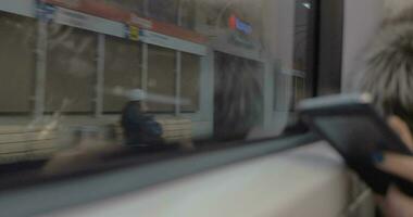 mulher viajante usando Móvel durante metrô passeio video