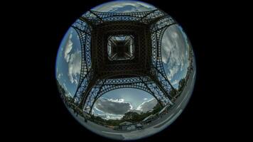 laps de temps coup de gens en marchant et des nuages voile vue en dessous de Eiffel la tour video
