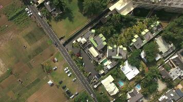 volando sobre la zona residencial de la isla de Mauricio video