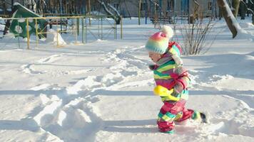Lycklig unge njuter de promenad i djup snö video