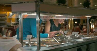 jovem casal levando Comida dentro self-service cafeteria video