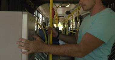 homem usando ônibus bilhete máquina video