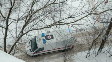 ambulancia vehículo con brillante luces en invierno la carretera video