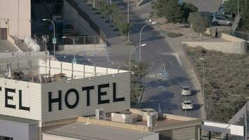 stad visie met verkeer en hotel banier in alicante, Spanje video