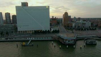 antenne schot van Rotterdam stadsgezicht in de avond, Nederland video