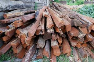 un pila de palo fierro, un muy difícil y fuerte madera ese viene desde el borneo bosque. en Indonesia eso es llamado ironwood foto