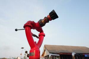 el rojo extintor boquilla en el camión es a menudo llamado un agua canon foto