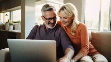 Jubilación Pareja disfrutando tecnología juntos en acogedor vivo habitación foto