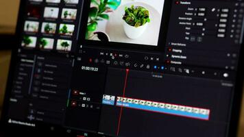 vicino su di video la modifica tempo linea e computer tenere sotto controllo come video editore lavori su modificare video la modifica su computer. il film editore mette in risalto. post produzione. lasso di tempo. Germania Lipsia 20.09.2023