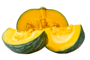 Fresco kabocha o verde japonés calabaza medio con rebanadas aislado con recorte camino en png archivo formato