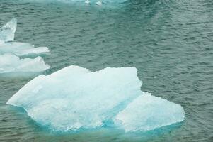 icebergs en jokulsarlon, un glacial lago en Islandia foto