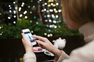 mujer en café con teléfono foto