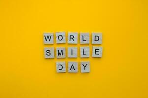octubre 6, mundo sonrisa día, minimalista bandera con el inscripción en de madera letras foto