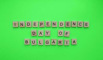 septiembre 22, independencia día de Bulgaria, minimalista bandera con el inscripción en de madera letras foto