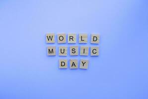 octubre 1, internacional música día, mundo música día, minimalista bandera con el inscripción en de madera letras foto