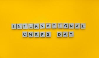 octubre 20, internacional cocineros día, minimalista bandera con el inscripción en de madera letras foto