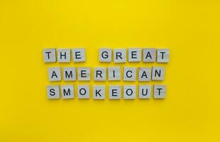noviembre 17, el genial americano Fume afuera, un minimalista bandera con el inscripción en de madera letras foto
