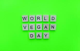 noviembre 1, mundo vegano día, minimalista bandera con el inscripción en de madera letras foto