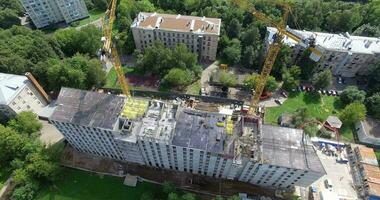 Antenne Aussicht von mehrstöckig Haus unter Konstruktion video