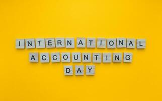 noviembre 10, internacional contabilidad día, contadores día, minimalista bandera con el inscripción en de madera letras foto