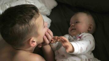 giovane ragazzo con il suo bambino sorella video