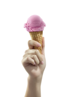 ein Frau Hand halten Eis Sahne Scoop auf Kegel, transparent Hintergrund png