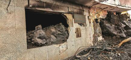 edificio destruido por el volcánico lava fluir desde el cumbre vieja volcán, en el isla de la palma foto