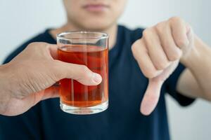 hombre se niega decir No y evitar a bebida un alcohol whisky , parada mano firmar masculino, alcoholismo tratamiento, alcohol adiccion, dejar bebida alcohólica, detener Bebiendo alcohol. negar vaso espíritu, insalubre, rechazar foto